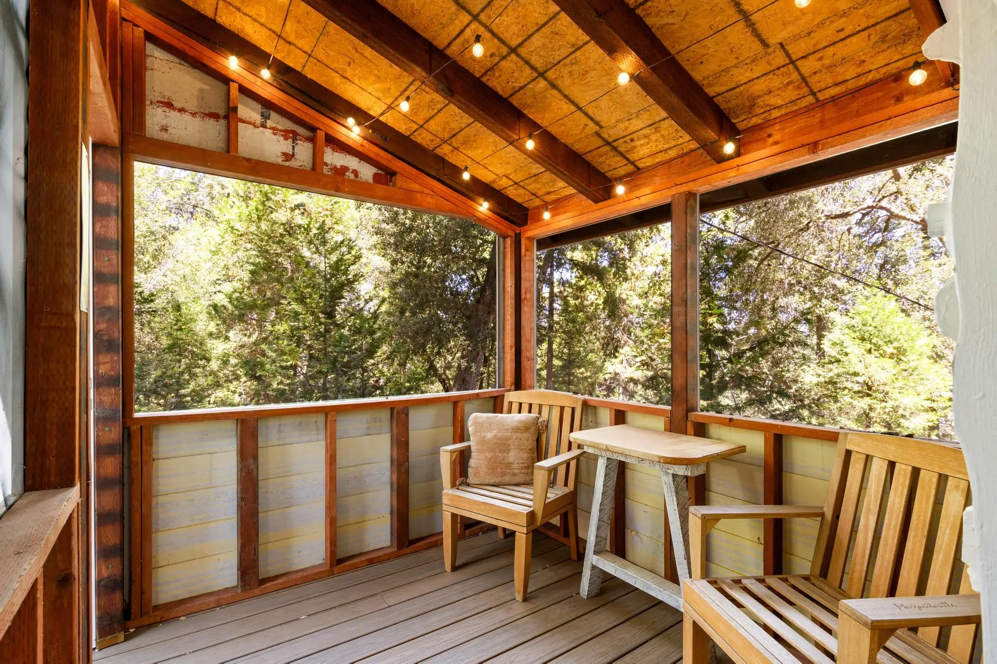 14 Charming Retreat in the Woods